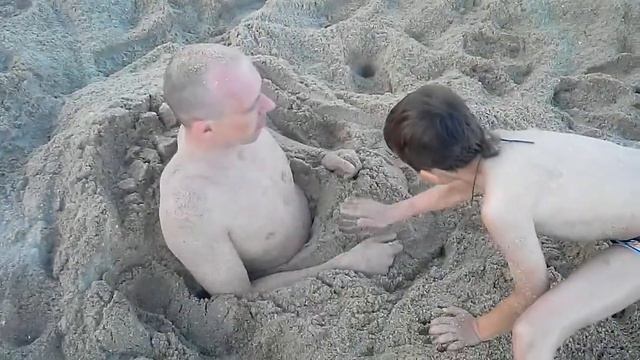 Закопали дети.