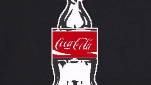 В руке COCA-COLA