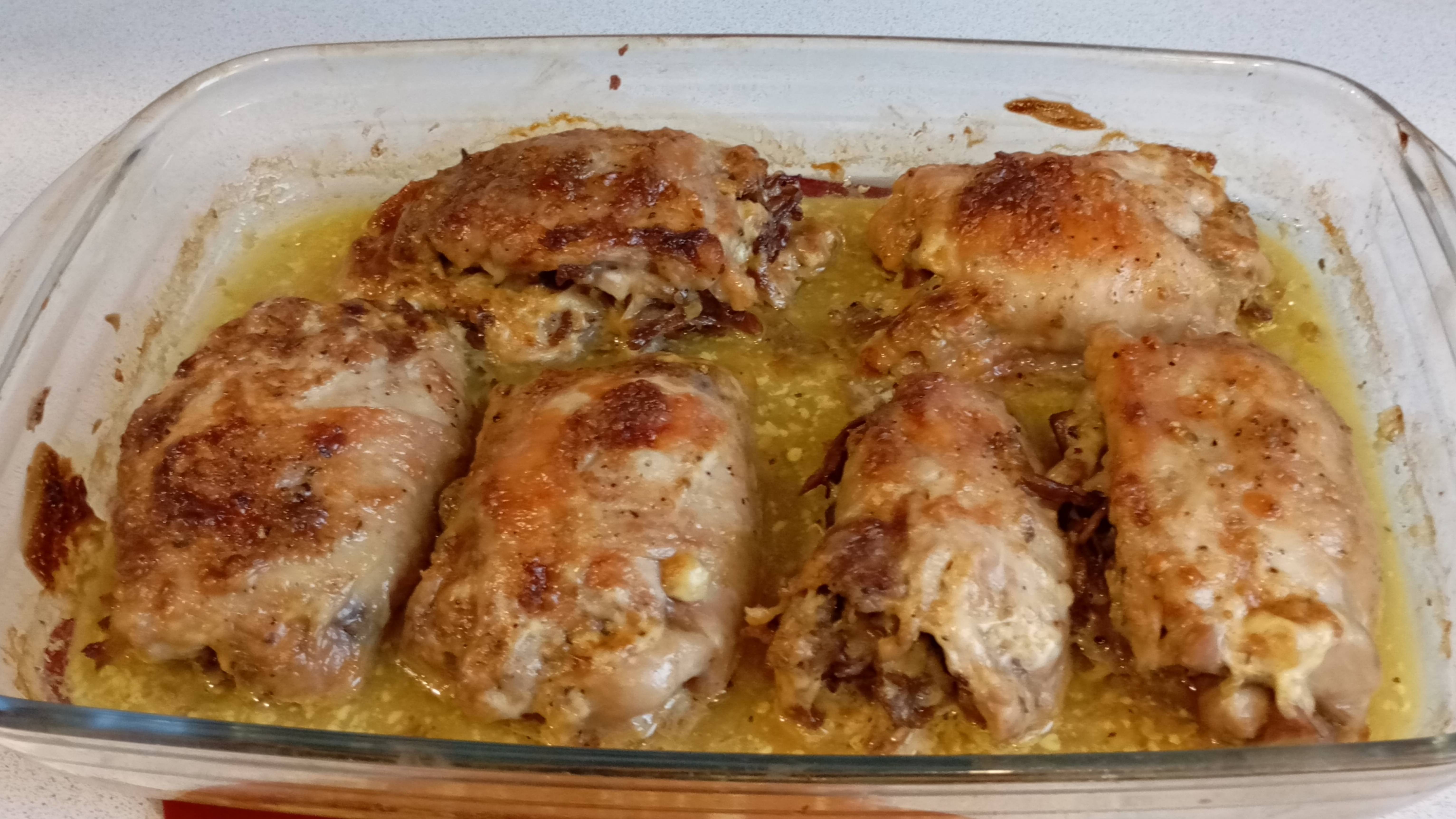 Фаршированные куриные бёдра с грибами и  сыром