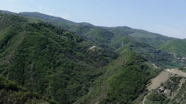 Красивая весна в горах Дагестана, на высоком горе ещё снег, весенний пейзаж