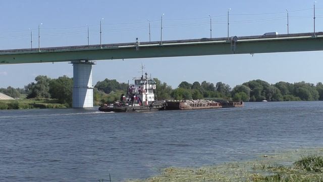 Буксир-толкач РТ-333 с баржей 7270 идет мимо Бронниц  вниз по  Москва-реке
