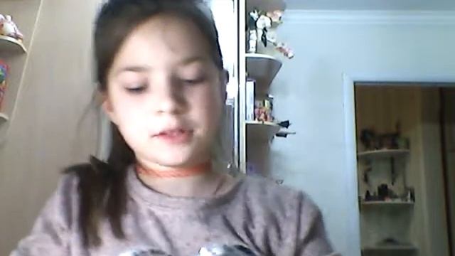 Полина пончики конфеты в какой руке красные или зеленые.   (^^)(^^)(^^)
