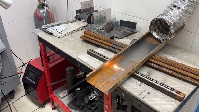 Лазерная очистка швеллера от ржавчины. Аппарат лазерной чистки SFC-2000R 2000 ватт.