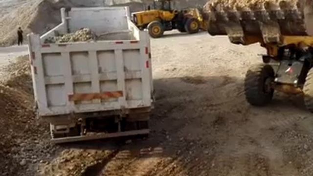 Sdlg 968 Wheel loader loading clay and mix stone damper