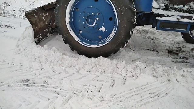 Чистим территорию от снега на тракторе т 40, оторвало крепление отвала