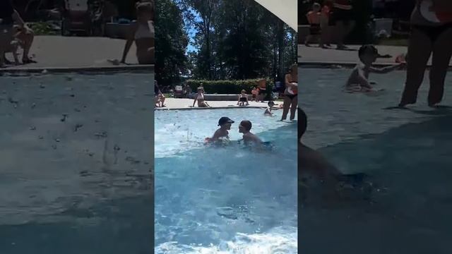 Дети в бассейне. Children's swimming pool