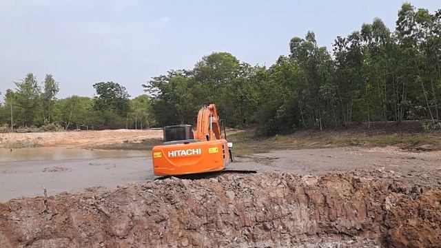 รีวิว  hitachi zx200-5G excavator ลงเล่นโคลน ในบ่อ ดั้มฮีโน่สวยๆ EP.1300