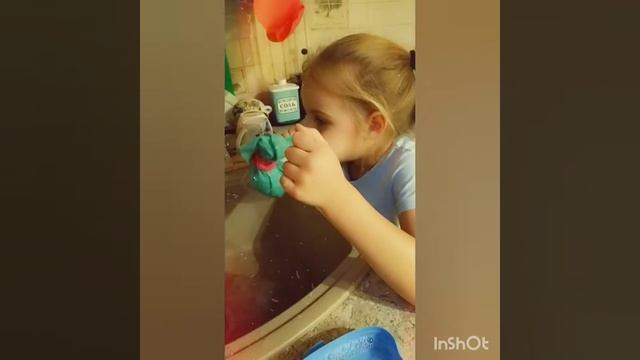 Дети экспериментируют с моющим средством 👩🔬