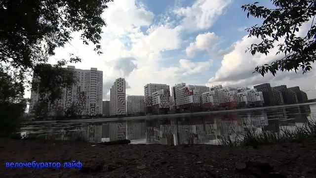 на берегу озера небрит шизоид торчит