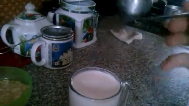 ЛОЖКА И КРУЖКА МОЛОКА