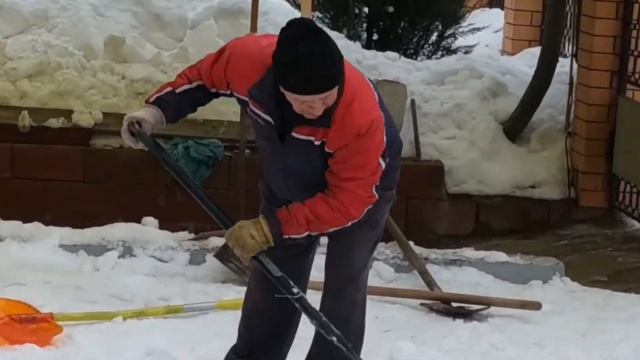 Очистка снега. старость в радость. снегорез для снега.