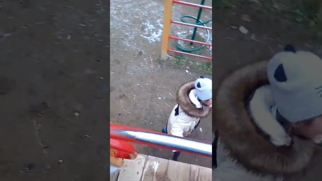 Играем на детской площадке с моей подругой Дашей💜