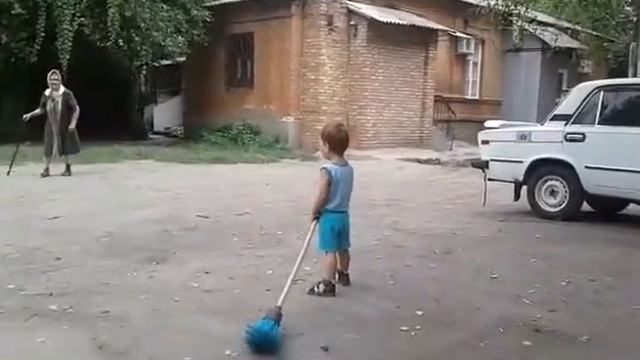 Шурик подметает двор.