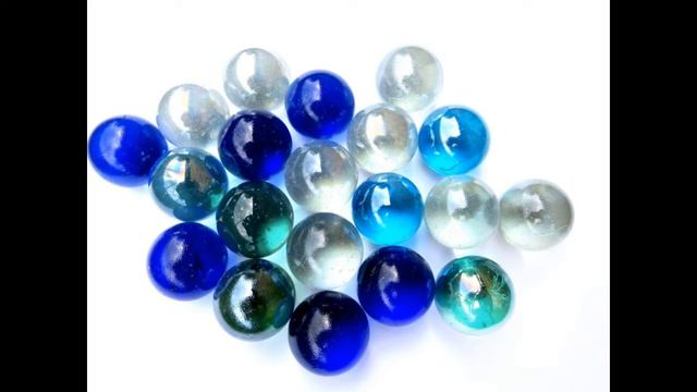 Звук стеклянного шарика, который ударяется об стол. The sound of a glass ball hitting a table.