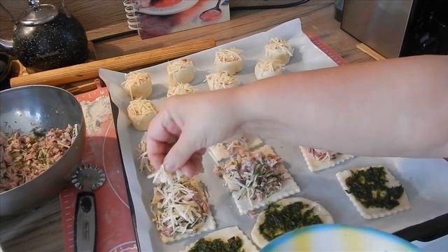Овощной салат.Рыбные котлеты.Фаршированные кальмары.Картофель в духовке..Закуска из слоеного теста.