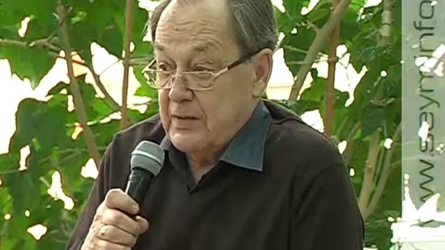 Это его глазами мы смотрим спектакли