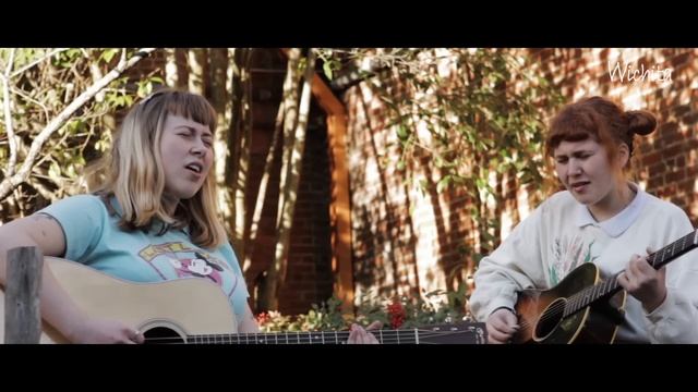 Girlpool - "Cherry Picking" (Live Outside)
