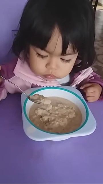Bebé comiendo avena