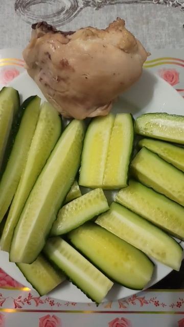 ОЧЕНЬ ЛЕГКИЙ ПП УЖИН || НАРЕЗКА СВЕЖИХ ОГУРЦОВ И ОТВАРНОЕ КУРИНОЕ БЕДРО
