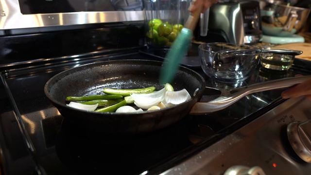 HOW TO MAKE THE BEST GREEN SALSA