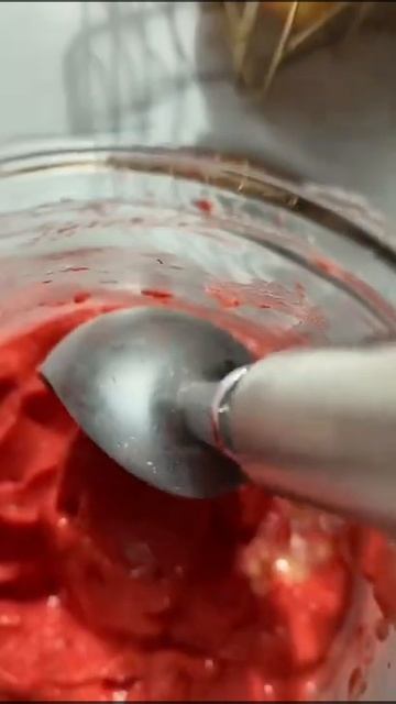 Banaani-mansikkajäätelö /Helado de fresa y babana /Домашнее мороженое. #shorts