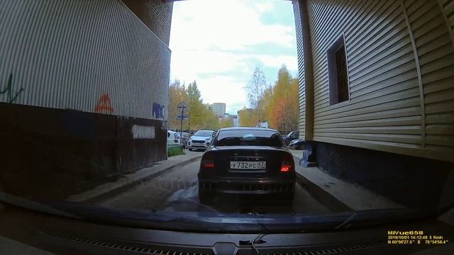 Курица, ну кто так паркуется.