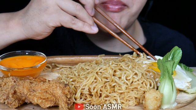 ASMR INDOMIE MI GORENG THE MOST POPULAR NOODLES + FRIED CHICKEN 인도미 미고랭 치킨 먹방 Mi xào EATING SOUNDS.