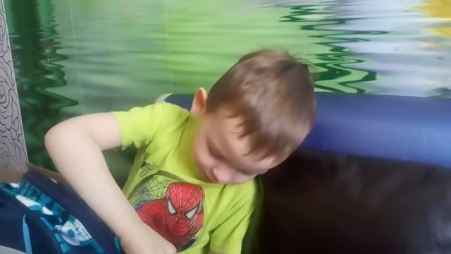 Сначала уревелся,  тоже надо бомбочки в садик как Нике.  Поделились договорились))))