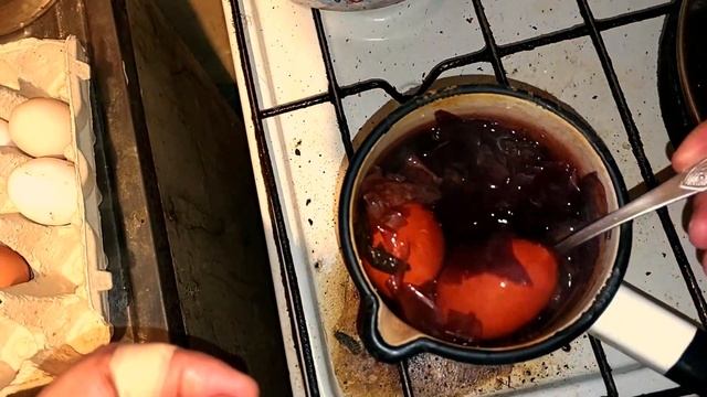 How to PAINT Easter EGGs with Red-Brown Mahogany Colour Using Onion Peel Dye