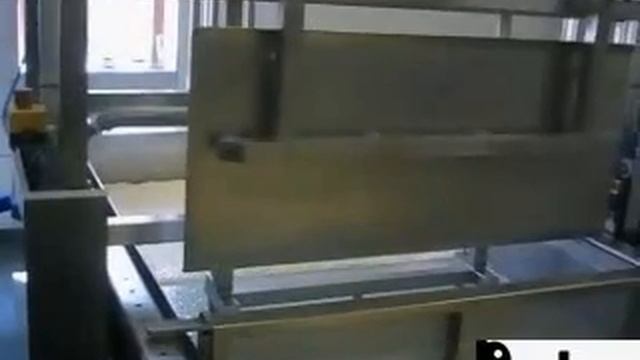 Процесс прессования сыра на производстве