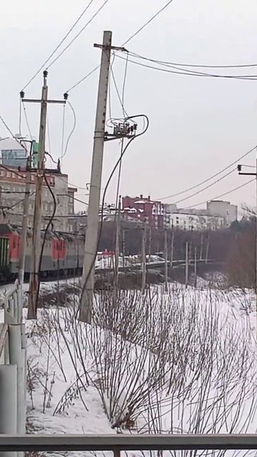 ГРУЗОВОЙ ПОЕЗД ЕДЕТ ЧЕРЕЗ ГОРОД. УФА РОССИЯ 20 МАРТА 2022.НОВОСТИ ТРАНСПОРТ .