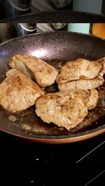 Стейки из печени с овощами. Steak aus Leber mit Gemüse.