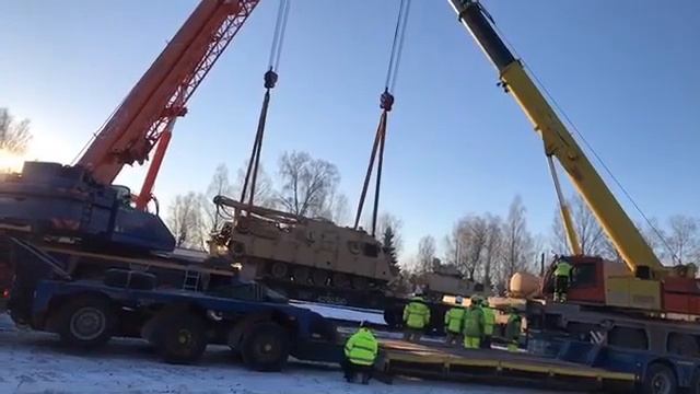 В Гаркалне опять разгружали американские танки, а это — инте