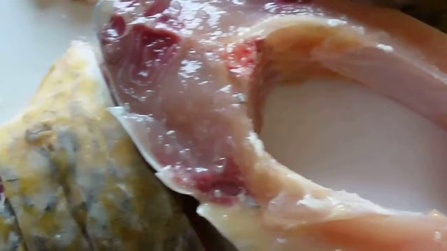 Свежевыловленый, разделанный карп под  солью и лимонным соком