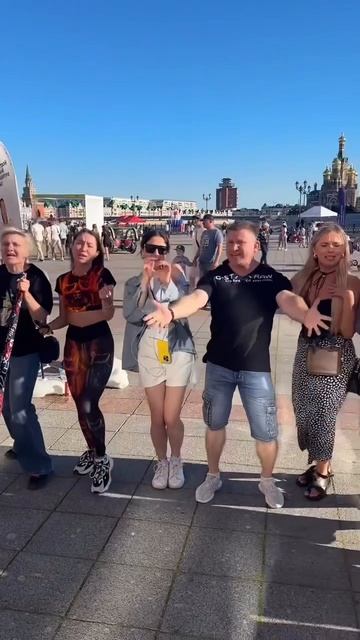 Встретил своих фанов (или не своих)
Теперь ходят за мной 😂