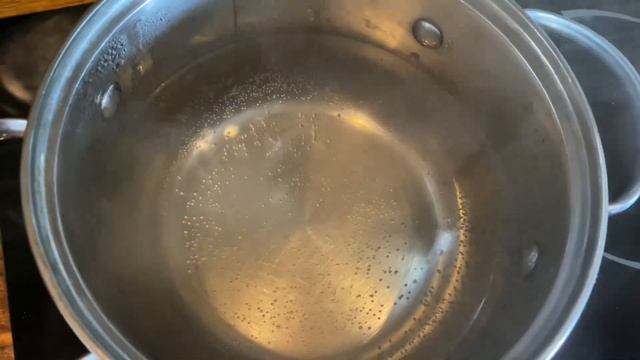 Веганские конфеты из кэроба с начинкой из ревеня