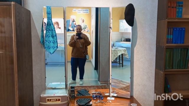 ЦВЕТЫ И ЦВЕТЕНИЕ, ДЕШЕВЫЕ БЕЛЯШИ И ПОНЧИКИ, ФОНТАНЫ, ЗВОН КОЛОКОЛОВ И СРЕТЕНСКИЙ МУЖСКОЙ ХОР.