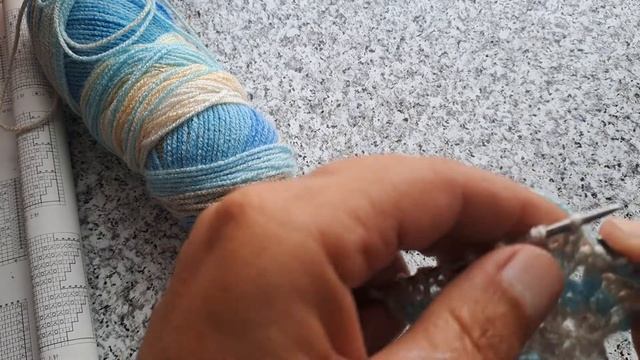 Узор спицами вместо резинки на носках.