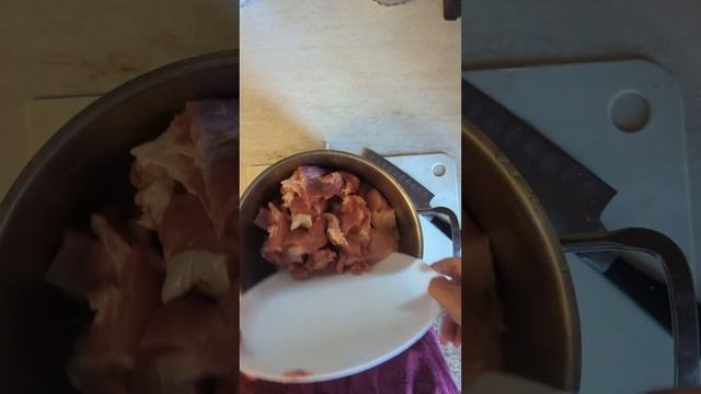 Суп из свинины, использую много мяса. Мясо сварю, кости оставляю