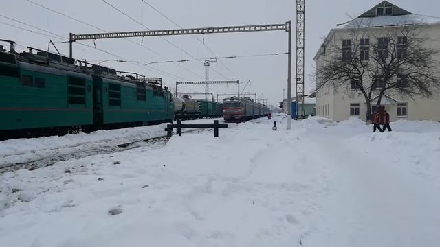 "Снеговик" ЕР9М с приветливой бригадой и пригородным составом Полтава-Гребінка на станцию Полтава-К