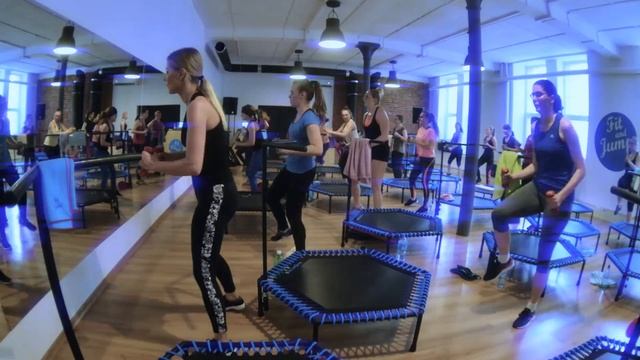 Fitness na trampolinach - czyli Fit and Jump