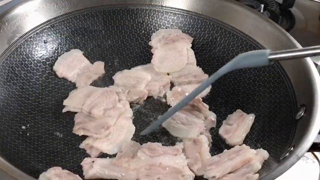 尖椒回锅肉家常做法，好吃不油腻，一口气干了三大碗饭，【天天相见厨房阿鹏哥】，#回锅肉料理，#回锅肉食谱，#回锅肉的做法，#chinesefood，#家常菜，#like，#food ，#recipe