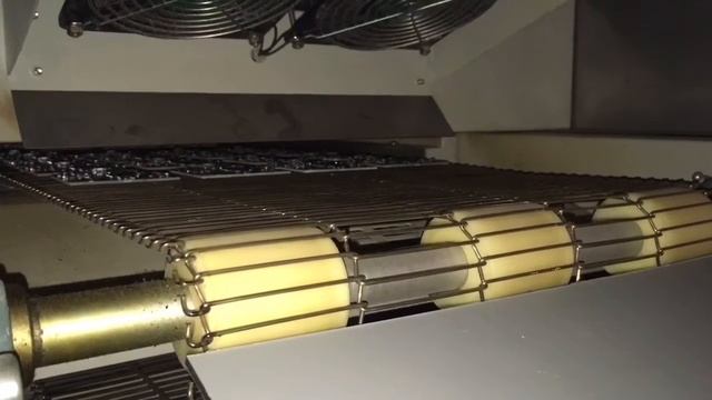 Из паяльной печки выезжают платы к биорезонансным приборам. Video 7.