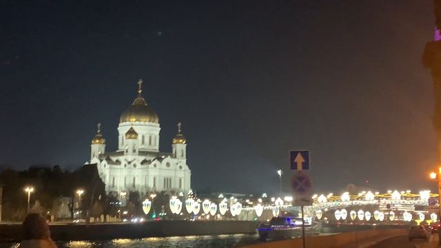 На стрелке Болотного острова в Москве