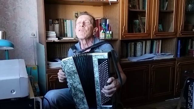 Домик окнами в сад.