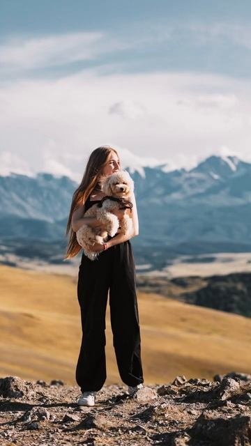Милый щенок на фоне Алтайских гор ⛰️