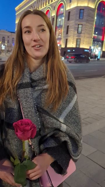 Остановила прохожих чтобы узнать реакцию на мою песню
