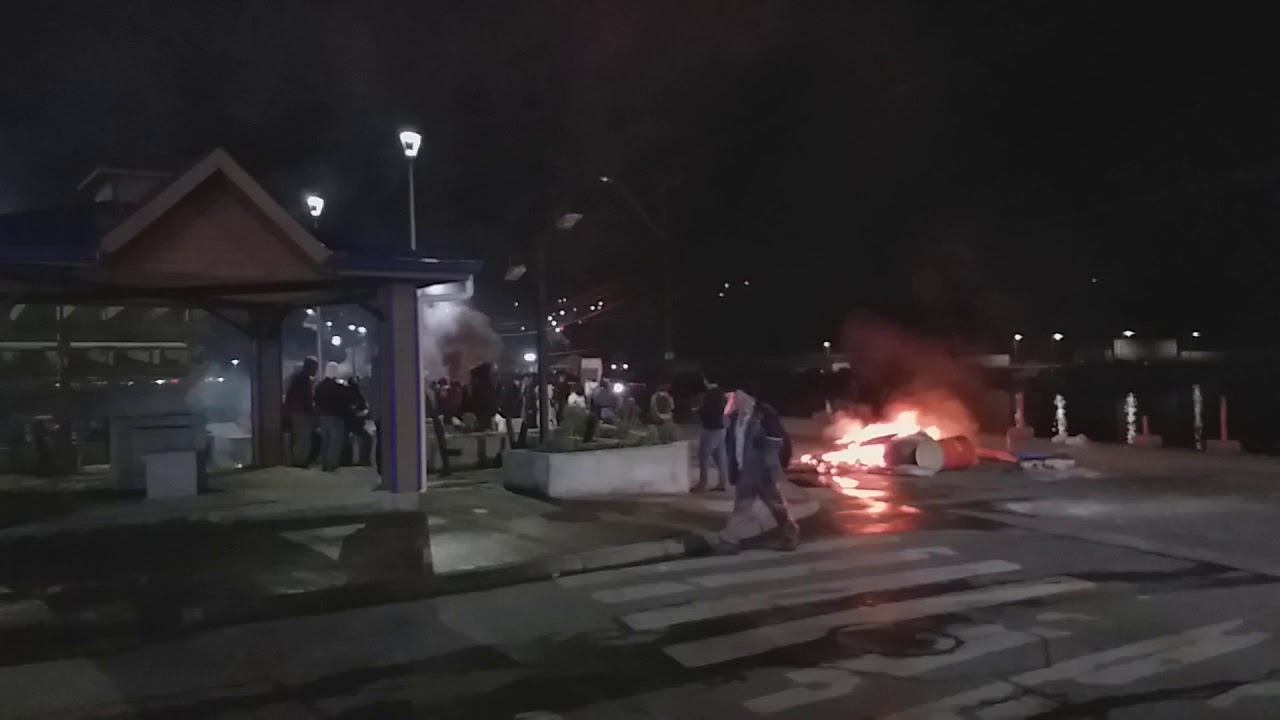 Протестующие в Чили перекрыли мост, соединяющий с континентом/protestas en Chile, cortaron puente