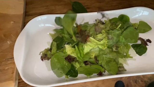 gebakken aardappelen karbonade met verse salade