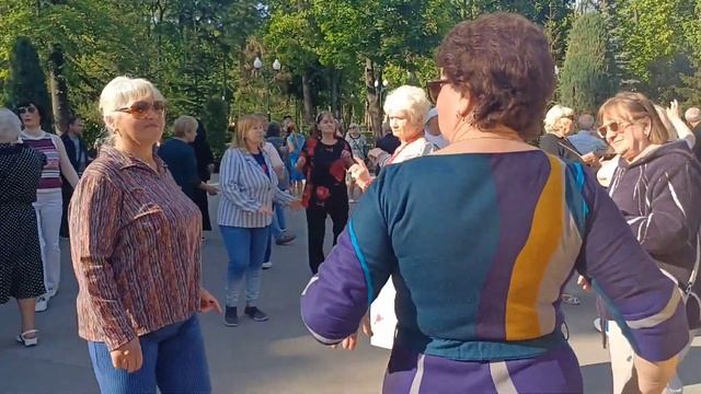 РАСЦВЕЛА СМОРОДИНА В ГОРОДСКОМ САДУ 💕ТАНЦЫ 💕ХАРЬКОВ МАЙ 2024